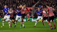 SOUTHAMPTON, ENGLAND - NOVEMBER 27: Ashley Williams of Everton (CL) and Virgil van Dijk of Southampton (C) battle for the ball during the Premier League match between Southampton and Everton at St Mary's Stadium on November 27, 2016 in Southampton, England.  (Photo by Mike Hewitt/Getty Images)